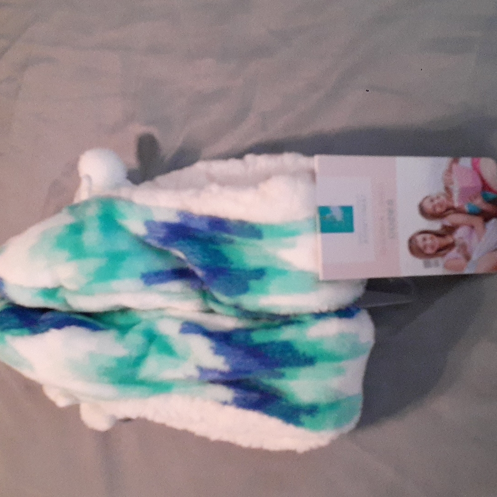 Brand new womens size S/M 6-7.5 sherpa lined cozies